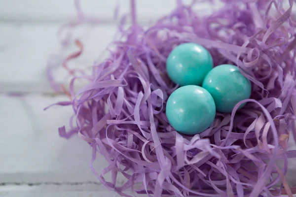 Turkus Wielkanoc jaja w gnieździe fiołek — Zdjęcie stockowe