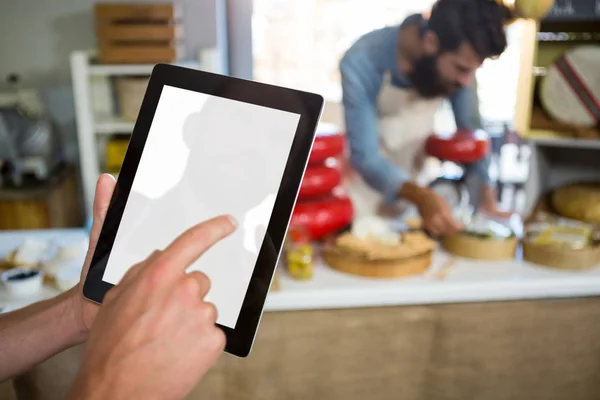 Personal que usa tableta digital en el mostrador de panadería — Foto de Stock