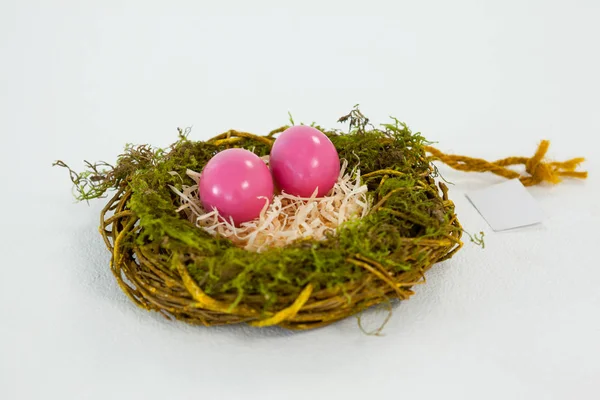 Roze Pasen eieren in het nest — Stockfoto