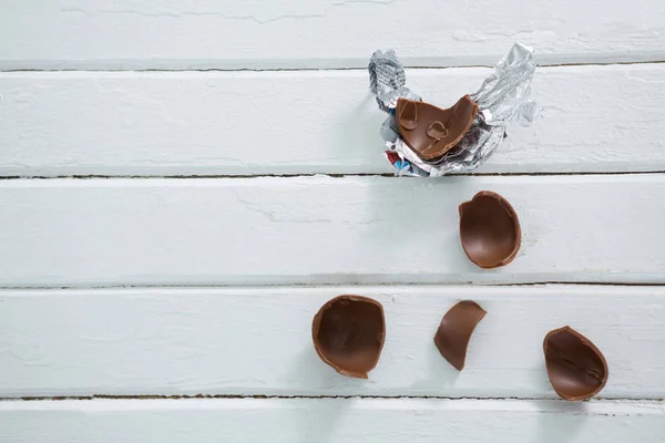 Chocolate roto Pascua en la superficie de madera —  Fotos de Stock