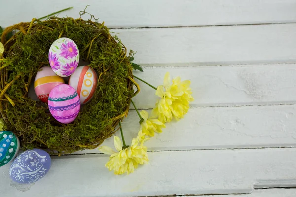 Bunte Ostereier im Nest — Stockfoto