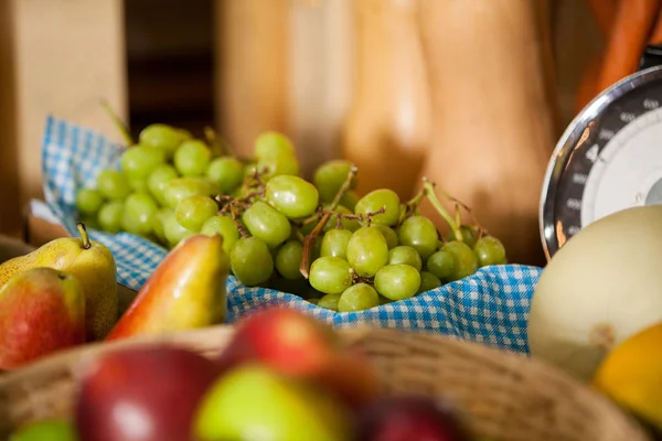 Close-up van vers fruit in de biologische sectie — Stockfoto