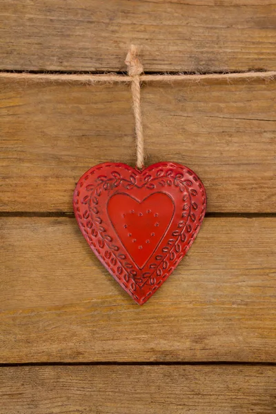 Coração texturizado vermelho pendurado na corda — Fotografia de Stock
