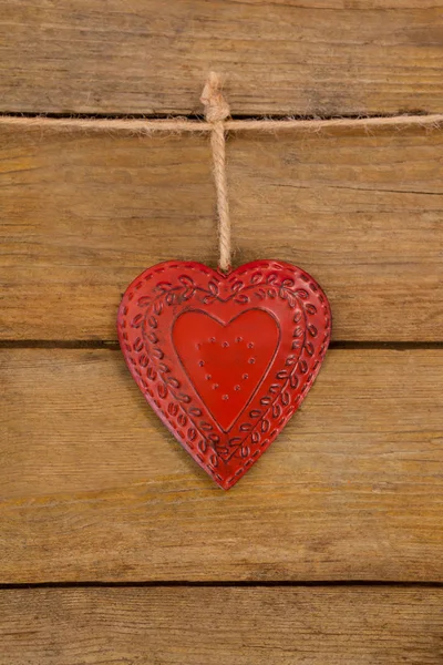 Red textured heart hanging on rope — Stock Photo, Image