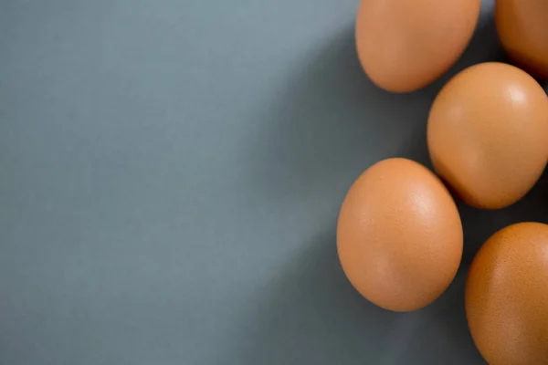 Uova di Pasqua marroni su sfondo grigio — Foto Stock