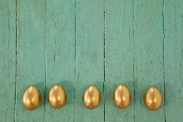 Ovos de Páscoa dourados organizados — Fotografia de Stock