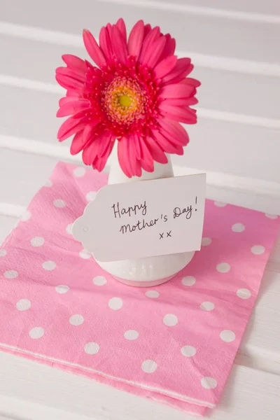 Mutlu anneler günü kartı üzerinde çiçek vazo — Stok fotoğraf