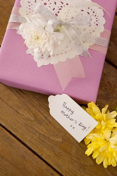 Glückliche Muttertagskarte auf Geschenkbox mit Blumen — Stockfoto