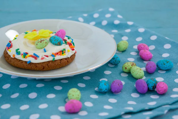 Cookie serveret med chokolade i en bakke - Stock-foto