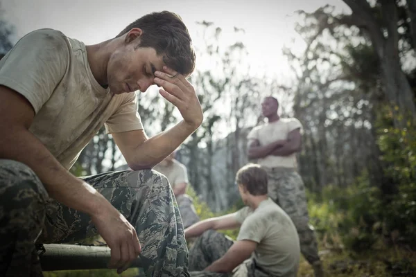 Hombre cansado con la mano en la cabeza sentado — Foto de Stock