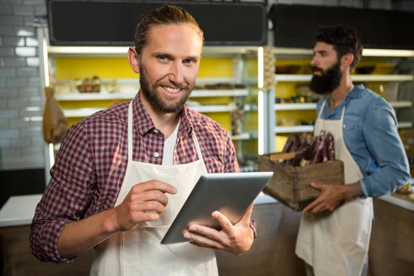 Retrato da equipe sorridente usando tablet digital — Fotografia de Stock