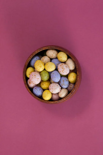 Цветные шоколадные пасхальные яйца в миске — стоковое фото