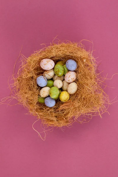 Chocolate colorido ovos de Páscoa no ninho — Fotografia de Stock