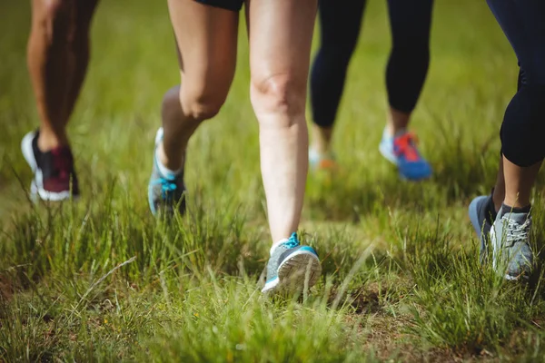 Apto para gente corriendo en el campo de entrenamiento —  Fotos de Stock