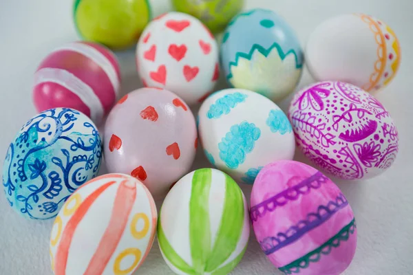 Oeufs de Pâques peints sur fond blanc — Photo