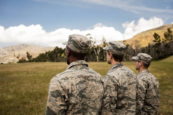 Група військовослужбовців, що стоять у черзі — стокове фото