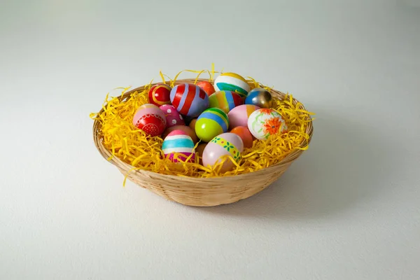 Bemalte Ostereier im Nest — Stockfoto