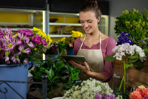 Femeie florar folosind tabletă digitală în florărie magazin — Fotografie, imagine de stoc