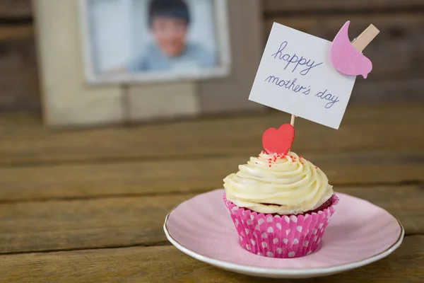 Primo piano di deliziosi cupcake con felice etichetta giorno madri — Foto Stock