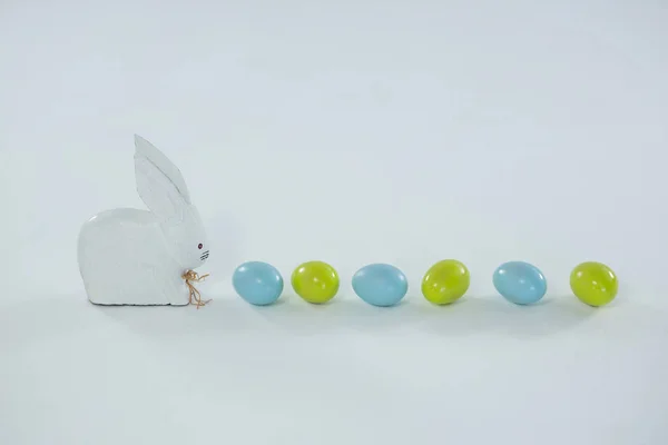 Pisanki z rzędu z zabawkami Easter bunny — Zdjęcie stockowe