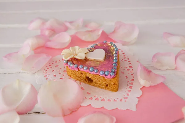 Kalp şekli zencefilli kurabiye masada yaprakları ile — Stok fotoğraf