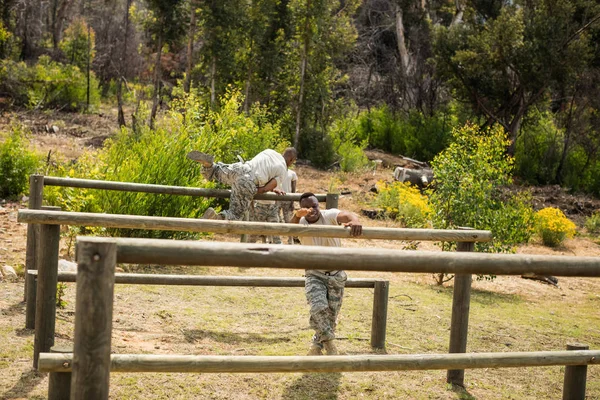 Militära soldater utbildning på fitness trail — Stockfoto