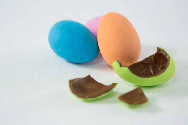 Broken chocolate Easter egg — Stock Photo, Image