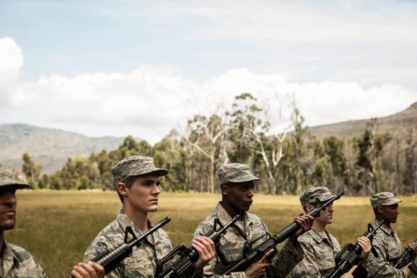 Groupe de militaires debout avec des fusils — Photo