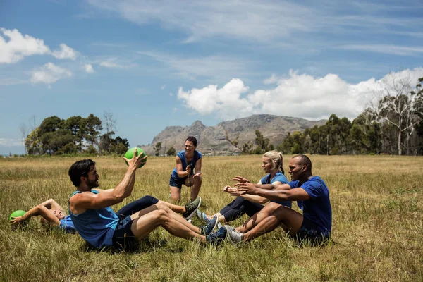 Fit people performing core exercise — Stock Photo, Image