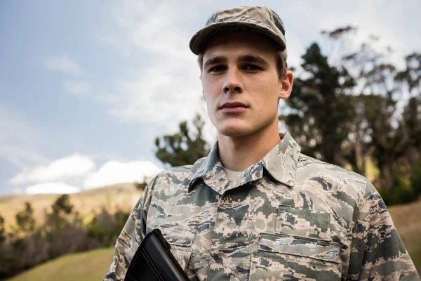 Portrait d'un soldat militaire gardant avec un fusil — Photo