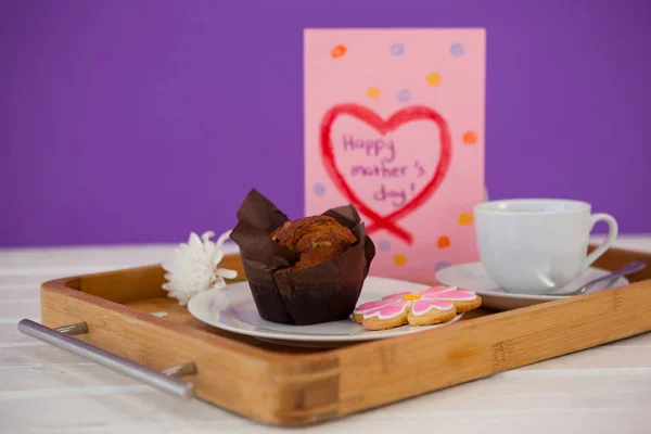Tarjeta de felicitación feliz día de las madres con té y bocadillos — Foto de Stock