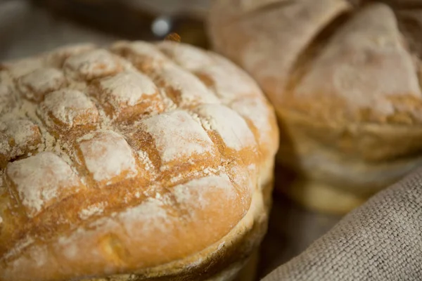 Primer plano del pan en cesta — Foto de Stock