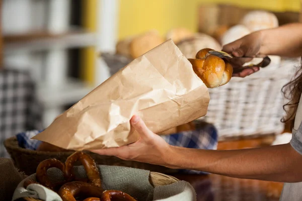 Staf kemasan roti dalam kantong kertas di toko roti — Stok Foto