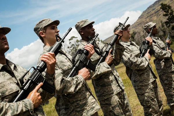Grupo de soldados militares de pie con rifles — Foto de Stock