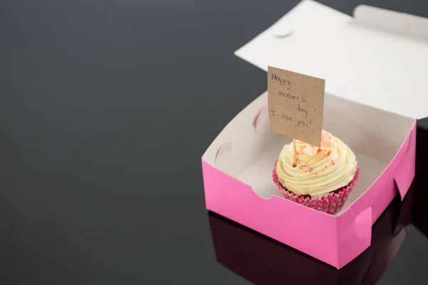 Cupcake con felice carta giorno della mamma sullo sfondo nero — Foto Stock