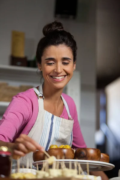 Personnel féminin travaillant au comptoir du marché — Photo