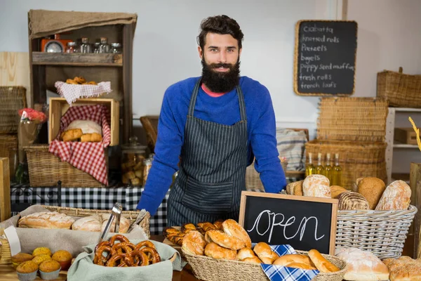 Retrato del personal masculino sonriente de pie en el mostrador — Foto de Stock