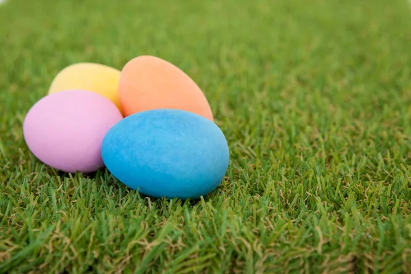 Çimenlerin üzerinde düzenlenmiş boyalı Paskalya yumurtaları — Stok fotoğraf