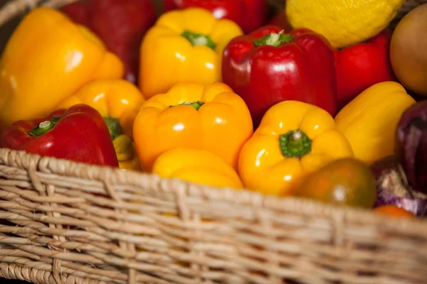 Närbild av färsk paprika i korg på ekologiska avsnitt — Stockfoto