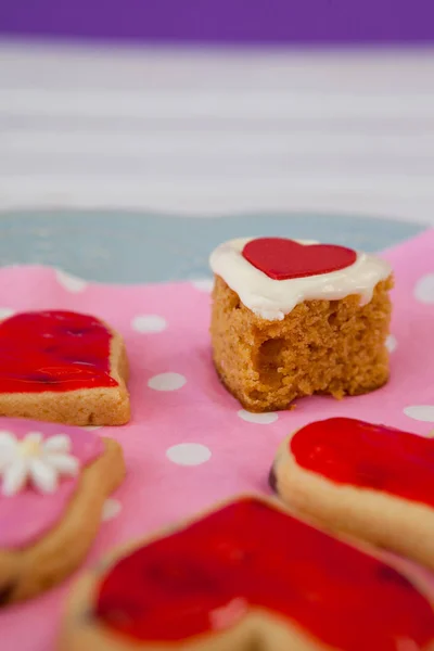 Galletas de jengibre en forma de corazón en plato — Foto de Stock