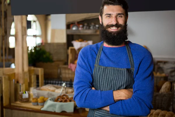 Porträtt av manlig personal stående med armar korsade vid counter — Stockfoto