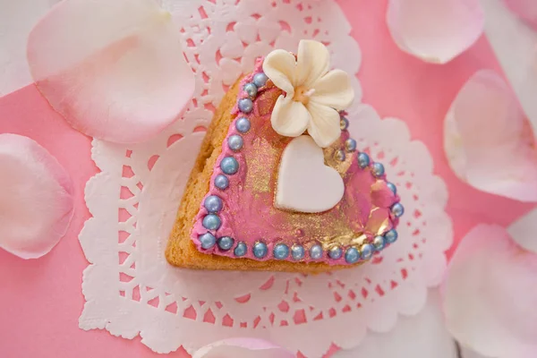 Heart shape gingerbread cookie with petals — Stock Photo, Image