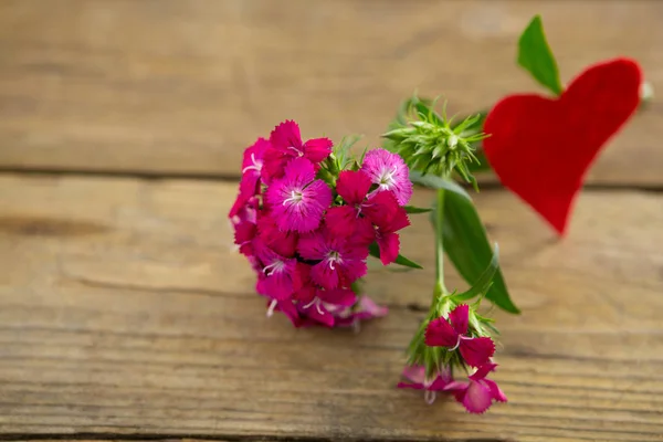 Bukiet róż kwiatów na drewniane deski — Zdjęcie stockowe