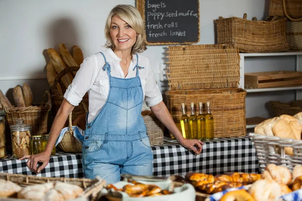 Kvinnlig personal stående på bageri avsnitt — Stockfoto