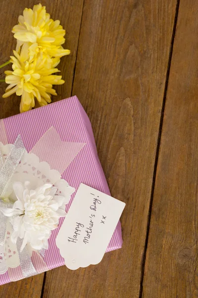 Glada mammor dag kortet på presentask med blommor — Stockfoto