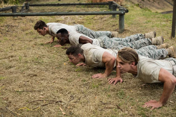 士兵们表演俯卧撑锻炼 — 图库照片
