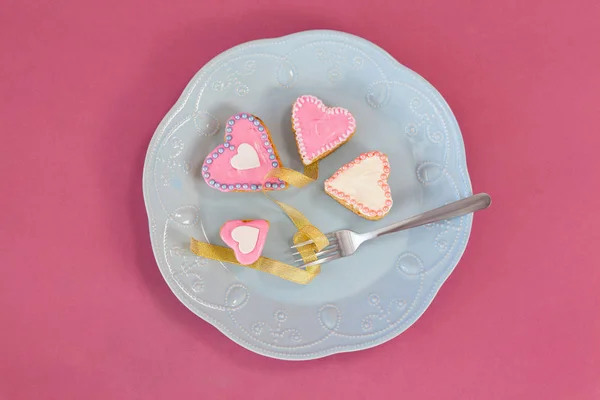 Пряничное печенье и вилка в форме сердца хранятся на тарелке — стоковое фото