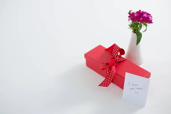 Caja de regalo y florero sobre fondo blanco — Foto de Stock