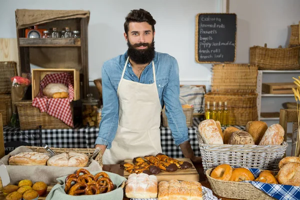 Portrait of male staff standing at bakery counter — Stock Photo, Image