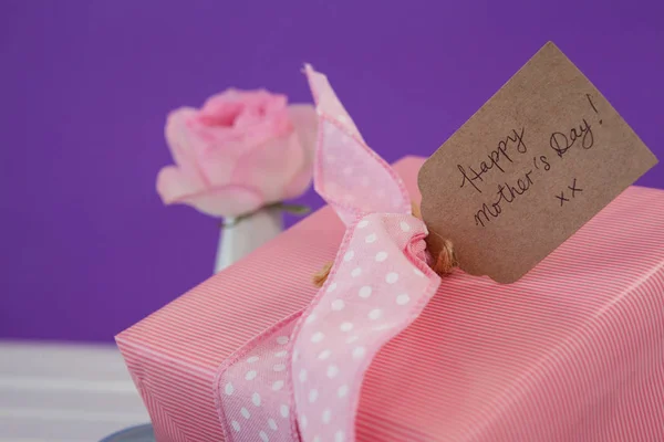Mutlu anneler günü kartı hediye kutusu ile yakın çekim — Stok fotoğraf